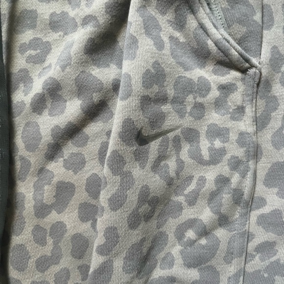 Nike Tan Gray Leopard Print Athlesiure Comfy Cozy Casual Jogger Pants Size M - Picture 2 of 8